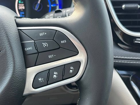 Used 2023 Chrysler Pacifica Touring-L FWD image 30