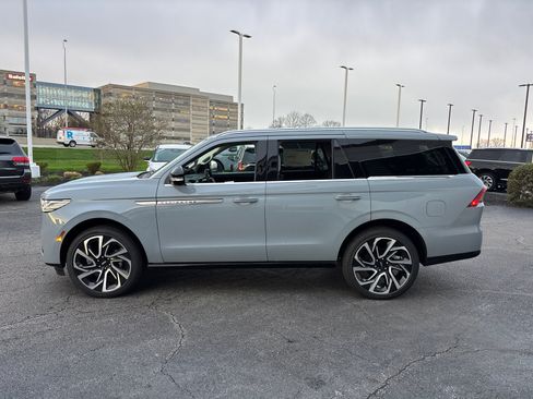 New 2026 Lincoln Navigator Reserve AWD/4WD image 4