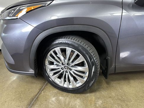 Used 2024 Toyota Highlander Platinum image 5