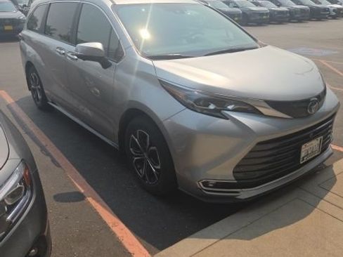 Used 2025 Toyota Sienna Platinum AWD/4WD image 13