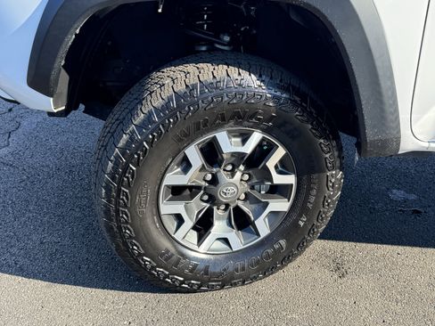 Used 2020 Toyota Tacoma TRD Off-Road image 40