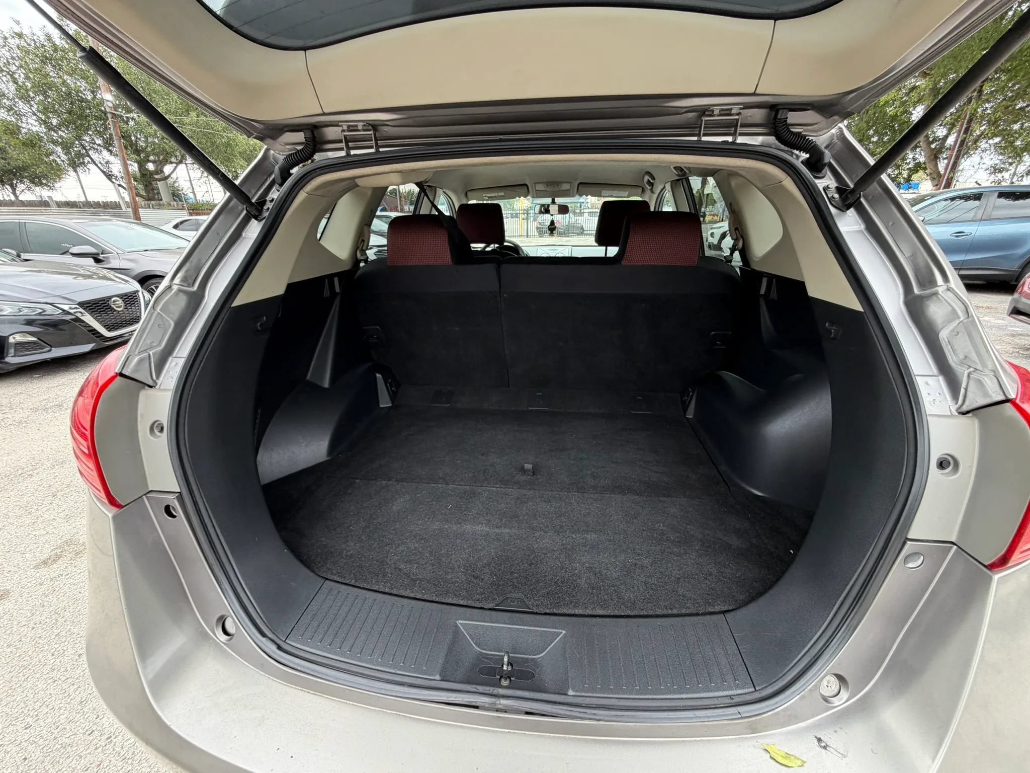 Used 2009 Nissan Rogue SL w/ Premium Pkg FWD image 7