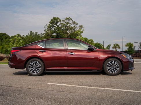 Used 2025 Nissan Altima 2.5 SV FWD image 8