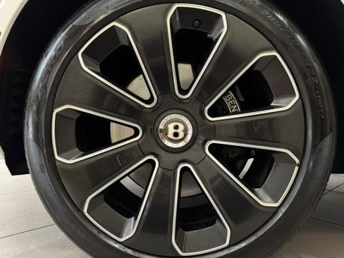 Used 2020 Bentley Bentayga V8 image 31