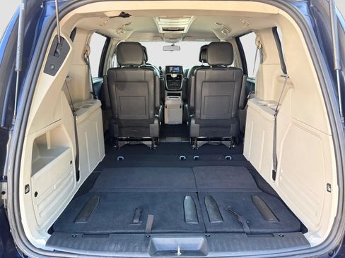 Used 2016 Chrysler Town & Country Touring w/ Driver Convenience Group FWD image 17
