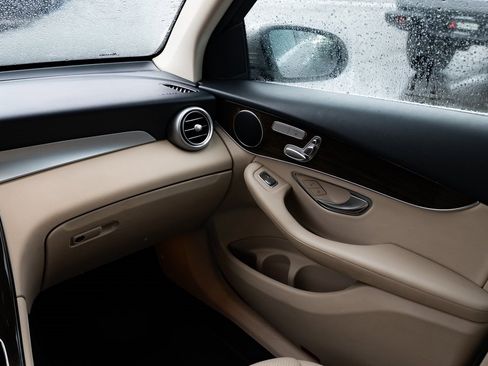 Used 2021 Mercedes-Benz GLC 300 4MATIC image 10