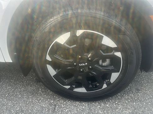 Used 2024 Kia Sorento S w/ Panoramic Sunroof Package image 6