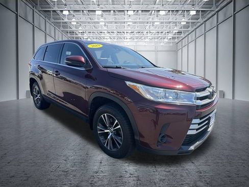 Used 2019 Toyota Highlander LE AWD/4WD image 16