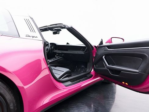 Used 2024 Porsche 911 Targa 4 GTS w/ Premium Package image 39