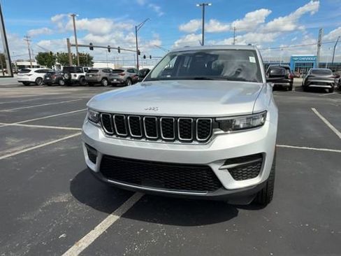 Used 2023 Jeep Grand Cherokee Laredo w/ Luxury Tech Group I AWD/4WD image 3