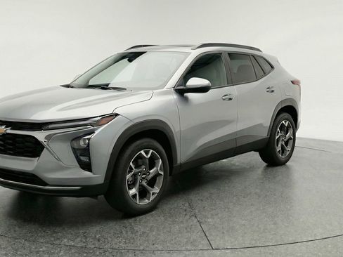 Used 2025 Chevrolet Trax LT w/ LT Convenience Package image 3