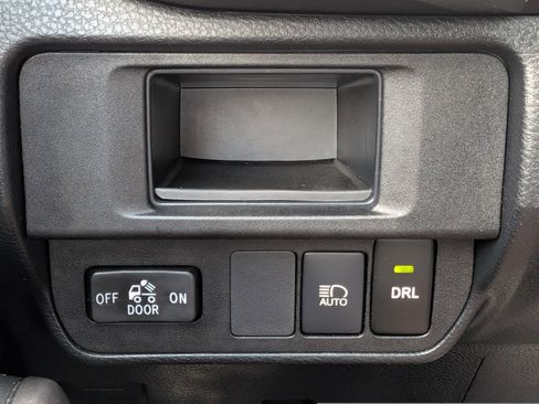 Used 2018 Toyota Tacoma SR5 RWD image 23