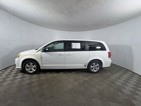 Used 2018 Dodge Grand Caravan SE image 3