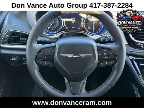 Used 2025 Chrysler Pacifica Limited image 15