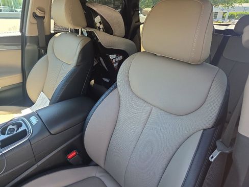 Used 2023 Hyundai Santa Fe SEL w/ Premium Package FWD image 5