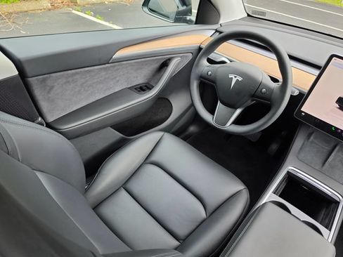 Used 2025 Tesla Model Y Long Range AWD/4WD image 35