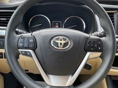 Used 2016 Toyota Highlander XLE FWD image 18