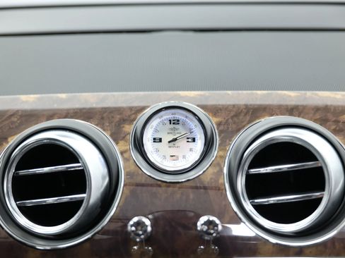 Used 2020 Bentley Bentayga Plug-In Hybrid AWD/4WD image 33
