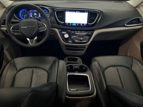 Used 2024 Chrysler Pacifica Touring-L image 12
