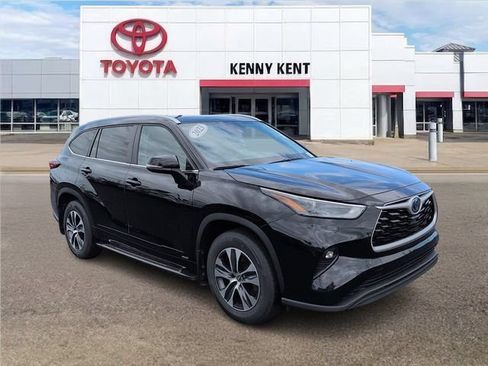 Used 2023 Toyota Highlander XLE AWD/4WD image 1
