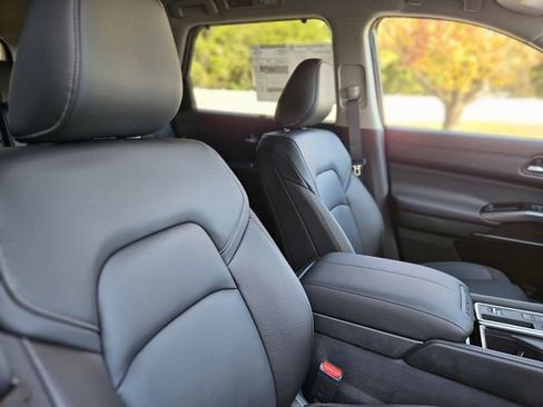 New 2025 Nissan Pathfinder SL w/ Black Appearance Package image 13