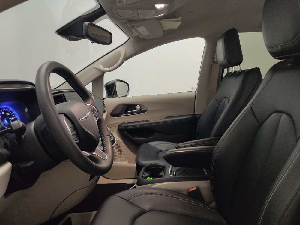Used 2024 Chrysler Pacifica Touring-L FWD image 17