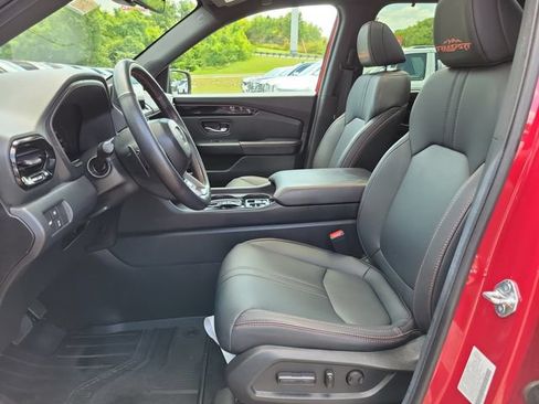 Used 2025 Honda Pilot TrailSport image 15