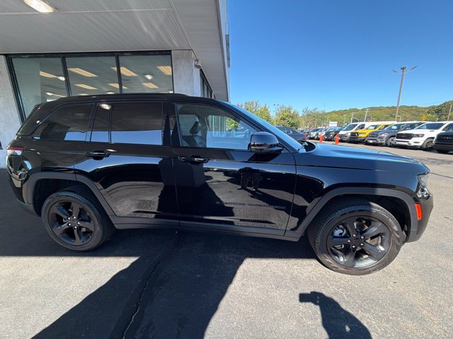 Used 2023 Jeep Grand Cherokee Limited w/ Black Appearance Package AWD/4WD image 4