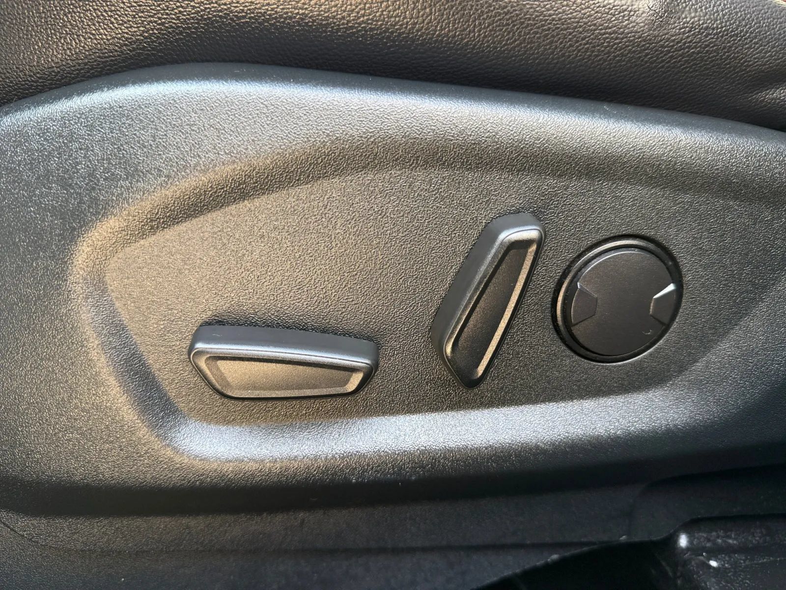 Used 2019 Ford Explorer XLT w/ Equipment Group 202A AWD/4WD image 17