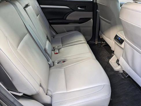 Used 2018 Toyota Highlander XLE image 19