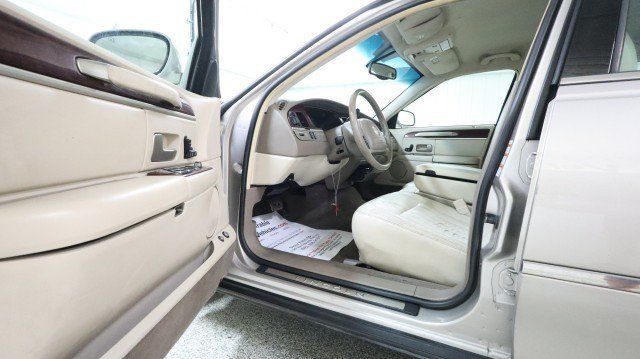 Used 2003 Lincoln Town Car Executive RWD image 9
