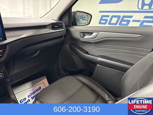Used 2024 Ford Escape SE image 25