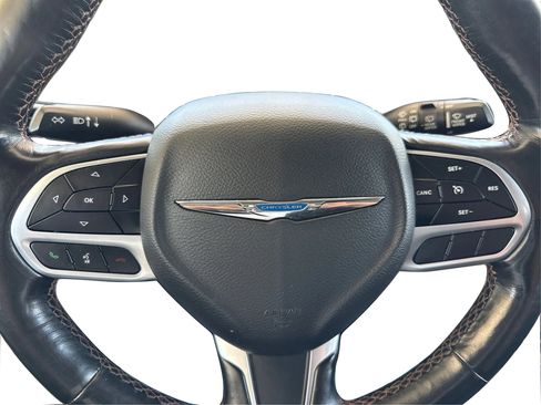 Used 2020 Chrysler Pacifica Touring-L FWD image 18
