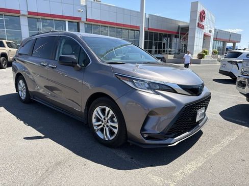 Used 2021 Toyota Sienna XSE AWD/4WD image 16