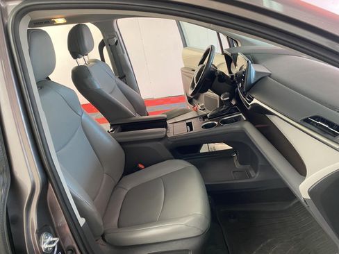 Used 2022 Toyota Sienna XLE AWD/4WD image 9