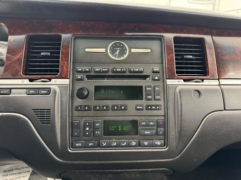 Used 2007 Lincoln Town Car Signature RWD image 19
