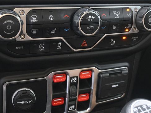 Used 2020 Jeep Wrangler Unlimited Sahara AWD/4WD image 23