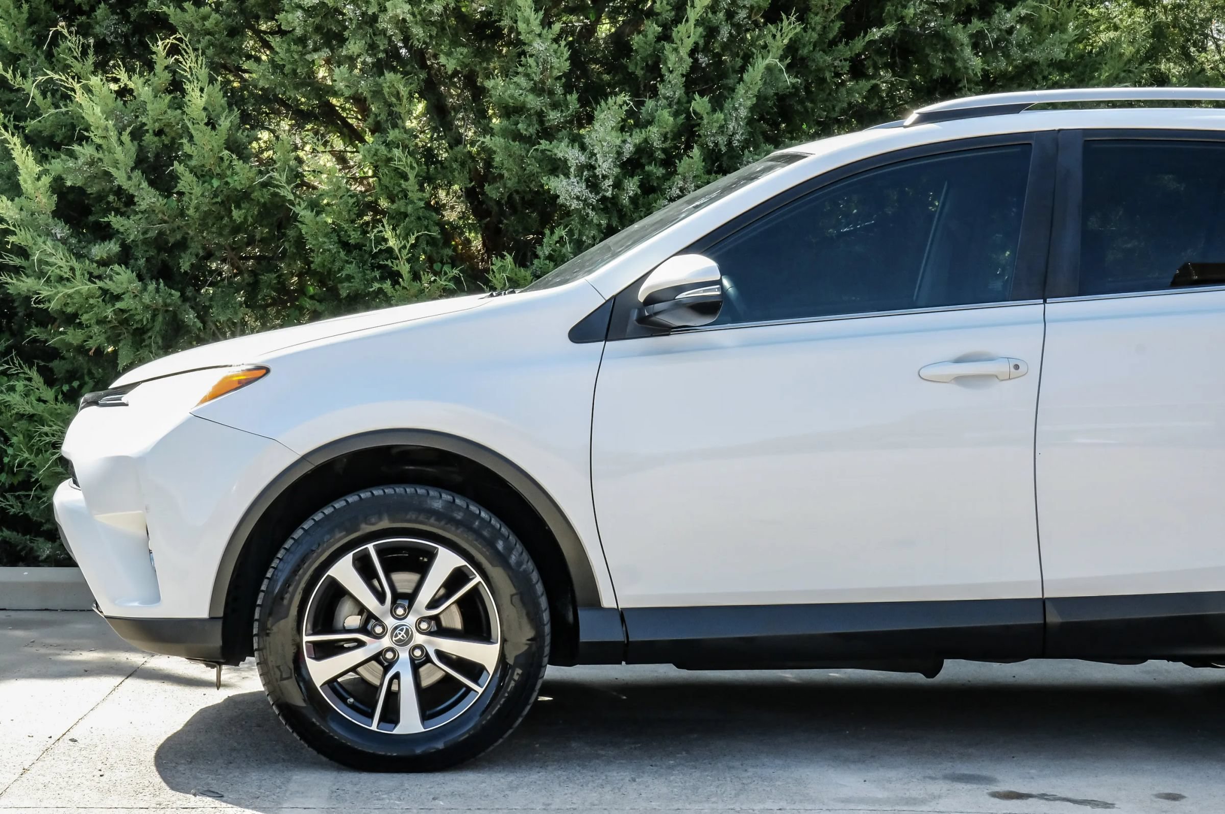Used 2018 Toyota RAV4 XLE w/ Plus Extra Value Package FWD image 12