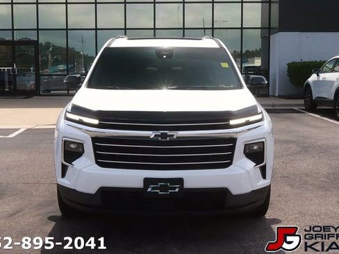 Used 2026 Chevrolet Traverse LT w/ Sun and Wheel Package FWD image 2