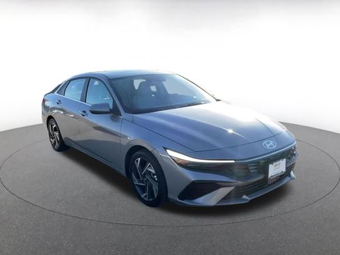 Used 2025 Hyundai Elantra Limited image 3