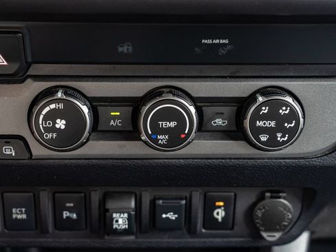 Used 2020 Toyota Tacoma TRD Off-Road w/ Technology Package AWD/4WD image 19