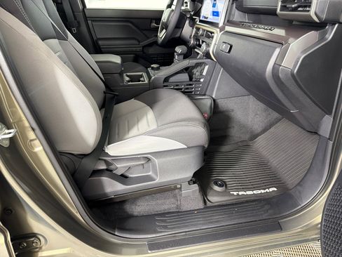 Used 2025 Toyota Tacoma TRD Sport image 13