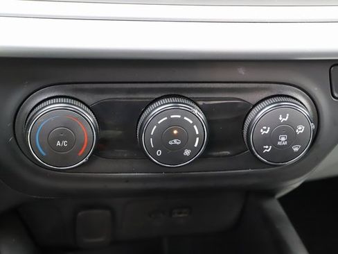 Used 2025 Chevrolet Trax LS image 27