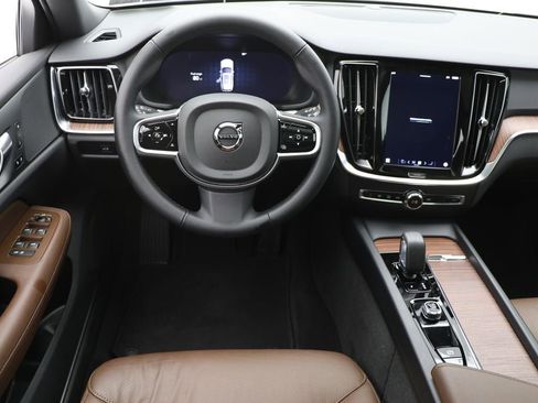 Used 2025 Volvo V60 B5 Cross Country Plus image 14