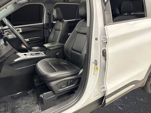 Used 2023 Ford Explorer XLT AWD/4WD image 4