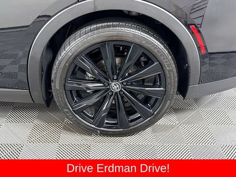 Used 2025 Toyota Crown AWD/4WD image 4