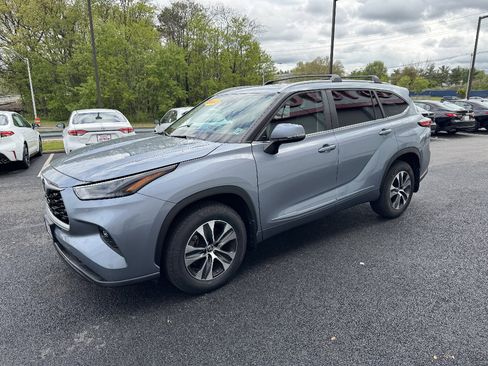 Used 2023 Toyota Highlander XLE AWD/4WD image 2