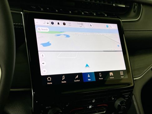 Used 2023 Jeep Grand Cherokee L Limited image 13