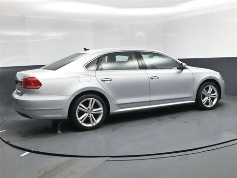 Used 2015 Volkswagen Passat 1.8T SEL Premium image 4