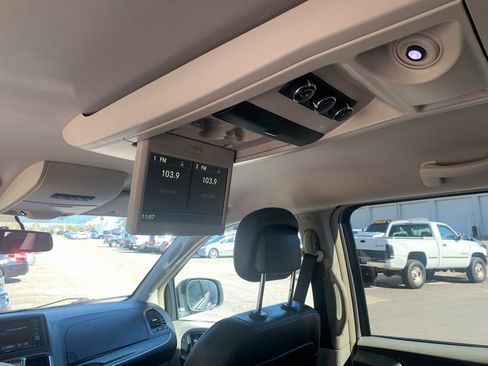 Used 2014 Chrysler Town & Country Touring image 32